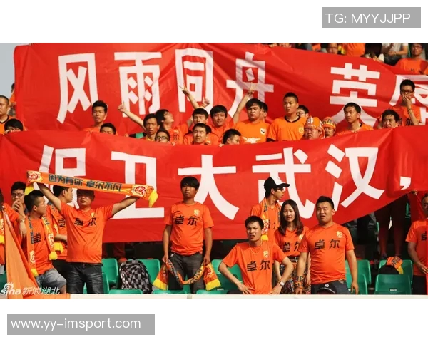 穆西亚拉亲临训练场为队友加油助威并热情签名回馈球迷